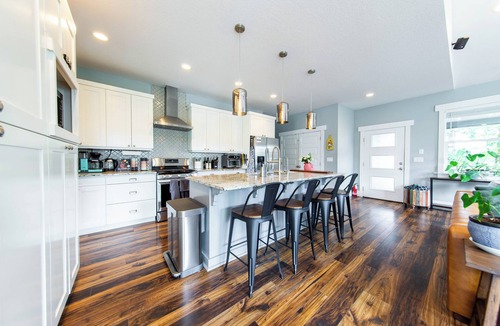 South Gateway House | NEW! Modern Farmhouse - Sauna, Projector, 10ppl, EV Charger!