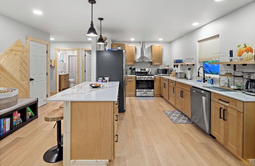 Paradise Estates Cabin | New Mt. Rainier Cabin-Hot Tub-WiFi-Fireplace