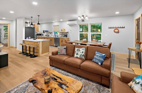 Paradise Estates Cabin | New Mt. Rainier Cabin-Hot Tub-WiFi-Fireplace