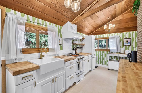 Klamath Lake Cabin | NEW! Rainbow Rd. Stylish Cabin w/Putting Green