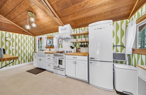 Klamath Lake Cabin | NEW! Rainbow Rd. Stylish Cabin w/Putting Green