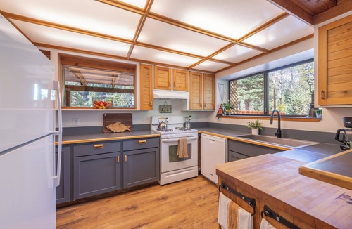 Olympic Valley Cabin | New! River's Edge - Hot tub - Close to Palisades