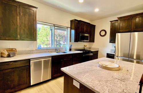 Grants Pass House | New Riverfront 3-bedroom 2 bath house in Grants Pass with WiFi, AC, covered deck