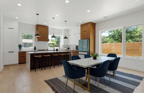 Highland House | New! Spacious 4BR. EV Charge. Central to Domain, DowntownUT. Sleeps 6. Parking