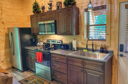 Sevierville Cabin | NEW TINY CABIN, PEACEFUL, W/FP, HOTTUB, K/BED, CLOSE TO DOLLYWOOD/PIGEON FORGE