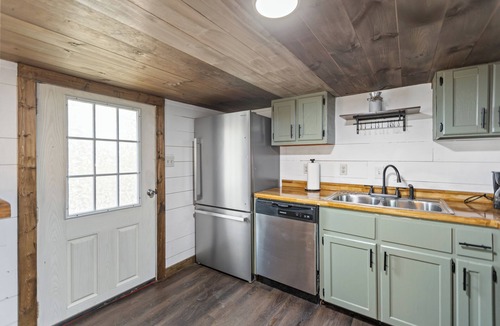 Robbins House | New Unique Home. Access to Brimstone Trails. Fire Pit. Pet Friendly. King Beds