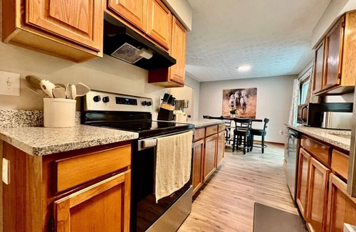 Otterbien Home Villa | Newly Remodeled Charming home Liberty Twp.