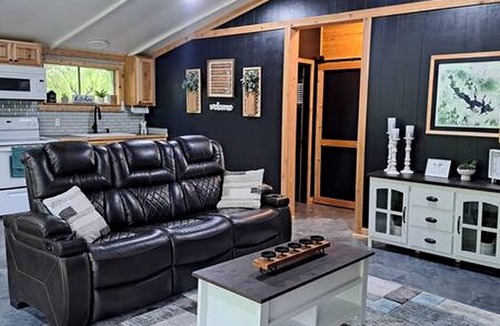 Jefferson Cabin | Newly Renovated Cabin Perfect for a Lake and Peaceful Retreat in Texas