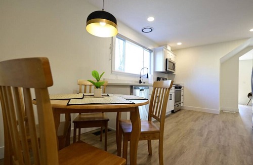 Grant Apartment | Newly Renovated! - Classy Downstairs Flat