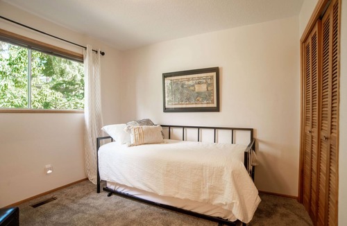Scholls House | Newly Renovated! Peaceful Country Farmhouse with Hot Tub and Pool