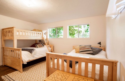 Scholls House | Newly Renovated! Peaceful Country Farmhouse with Hot Tub and Pool