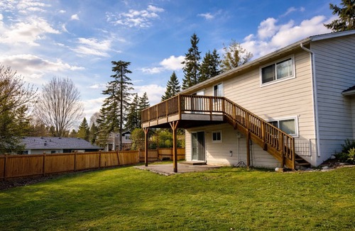 Bothell House | Nice & Cute 4B2B Retreat with 2TV. Private Backyard