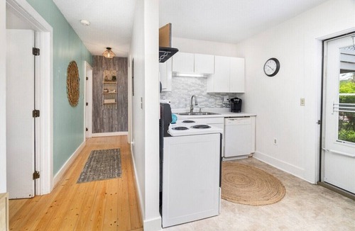 La Pointe Apartment | Niche Suite at Ferry Landing Suites in Downtown La