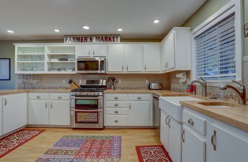White Salmon House | Northern Lights, Hot Tub, Steps to Downtown White Salmon