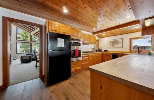 Truckee Cabin | Northstar Adventure Lodge: 6 Bedroom, 9 Beds, Game Room with Pool Table, 85" TV, HOA Pool+Hot Tub