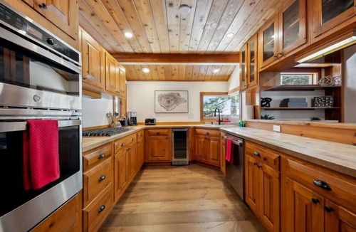 Truckee Cabin | Northstar Adventure Lodge: 6 Bedroom, 9 Beds, Game Room with Pool Table, 85" TV, HOA Pool+Hot Tub