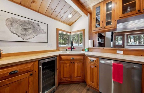 Truckee Cabin | Northstar Adventure Lodge: 6 Bedroom, 9 Beds, Game Room with Pool Table, 85" TV, HOA Pool+Hot Tub