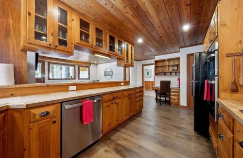 Truckee Cabin | Northstar Adventure Lodge: 6 Bedroom, 9 Beds, Game Room with Pool Table, 85" TV, HOA Pool+Hot Tub