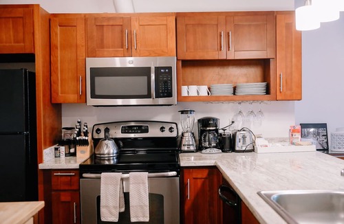 Uptown Condo | Northwest Nob Hill Alphabet District! Free Parking! 1180 sq. ft.! Walk score 97!