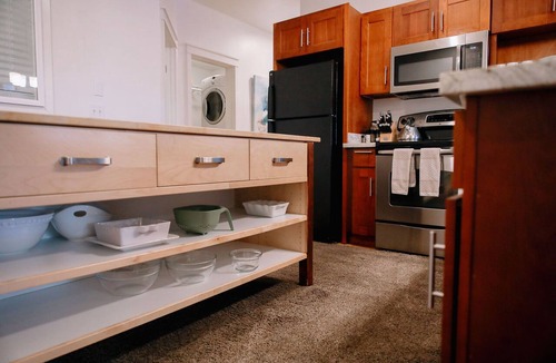 Uptown Condo | Northwest Nob Hill Alphabet District! Free Parking! 1180 sq. ft.! Walk score 97!