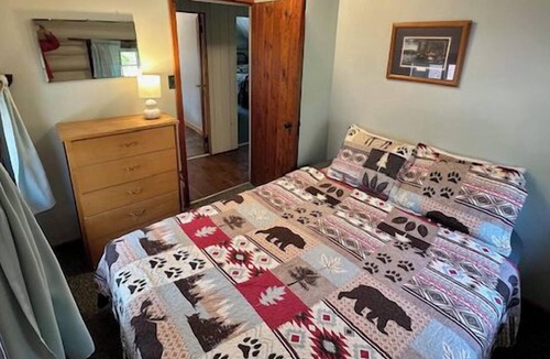 Au Train Cabin | Northwoods Original Log Cabin with beach access