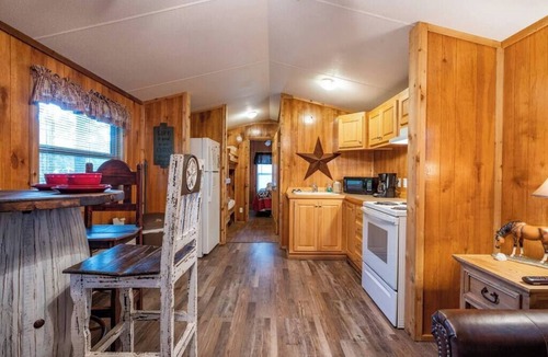 Broken Bow Cabin | OakLeaf: Sleep 5, Tiny Cabin, Pets, Near Park/Lake