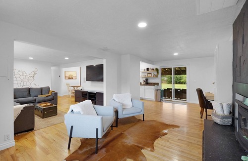 Oregon City House | OC Haus · Ranch Home · Fire Pit · Fireplace · 4BR · 25 Min to Portland