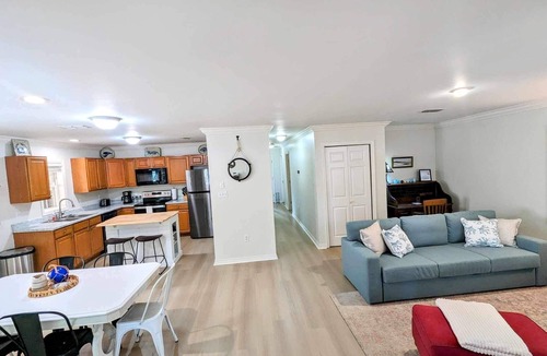 Gulfport House | Ocean Breeze Hideout 3 bedroom/2bath/5 beds