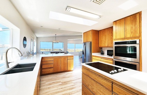 Bayshore House | Ocean Front on the Beach! Dog Friendly!