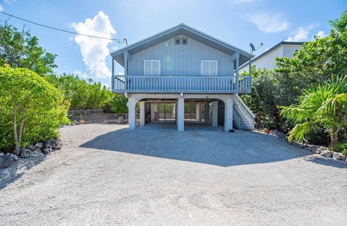 Breezeswept Beach Estates House | Oceanfront 2 bedroom, Pet friendly on Ramrod Key with screened porch and kayaks