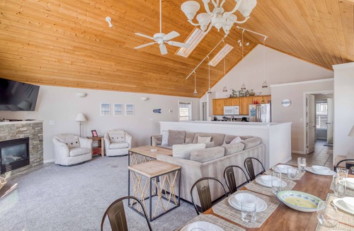 Lincoln Beach House | Oceanfront Bella Beach Beauty has Two Decks, Upper Floor Great Room, King Suite!