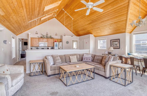 Lincoln Beach House | Oceanfront Bella Beach Beauty has Two Decks, Upper Floor Great Room, King Suite!