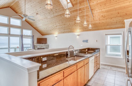 Lincoln Beach House | Oceanfront Bella Beach Beauty has Two Decks, Upper Floor Great Room, King Suite!