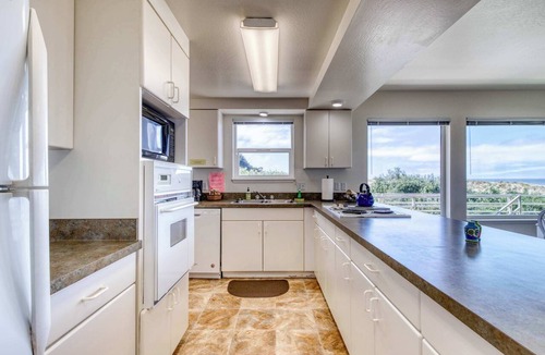 Bandon House | Oceanfront dog-friendly house w/deck overlooking the water