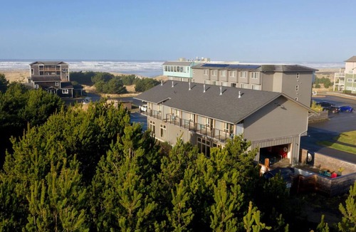 Long Beach Hotel | Oceanfront Oasis: Long Beach Retreat Near Discovery Trail! Pets Allowed, Pool.