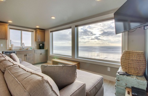 Oceanside Condo | Oceanside Inn #4: Storm Rock
