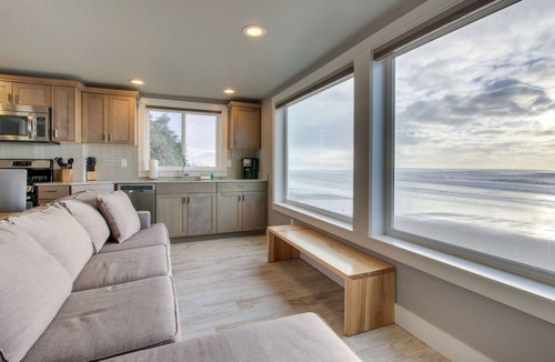 Oceanside Condo | Oceanside Inn #4: Storm Rock