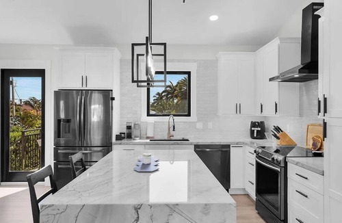 Coury House | Oceanview 3B/2B house. Short walk to beach. Serene backyard. Coastal bliss!