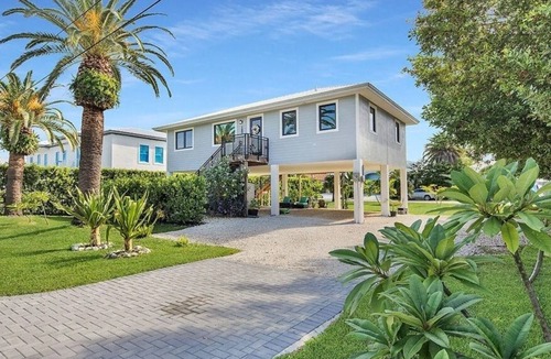 Coury House | Oceanview 3B/2B house. Short walk to beach. Serene backyard. Coastal bliss!