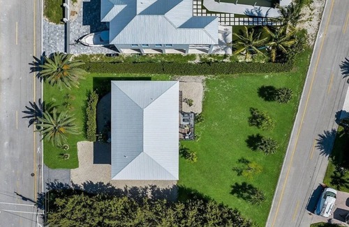 Coury House | Oceanview 3B/2B house. Short walk to beach. Serene backyard. Coastal bliss!