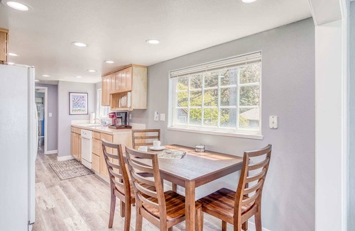 Oceanside House | Oceanview Group Getaway in Prime Beachside Location