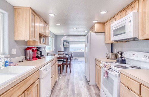Oceanside House | Oceanview Group Getaway in Prime Beachside Location