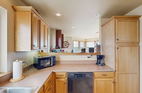 Port Orford House | Oceanview home w/Jetted tub and great location - near the port and beach access
