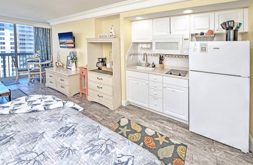 Ortona Park Condo | Oceanview Studio Private Balcony Walk to Beach