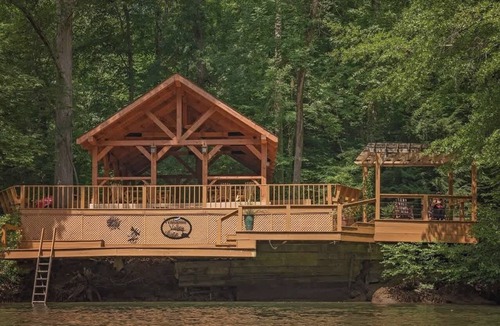 Benton Cabin | Ocoee Log Cabin steps from Ocoee in resort village