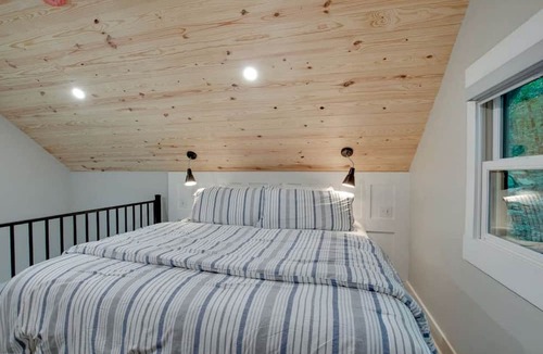 Groveoak Cabin | Off-grid Tree House Suitable for Four in Alabama