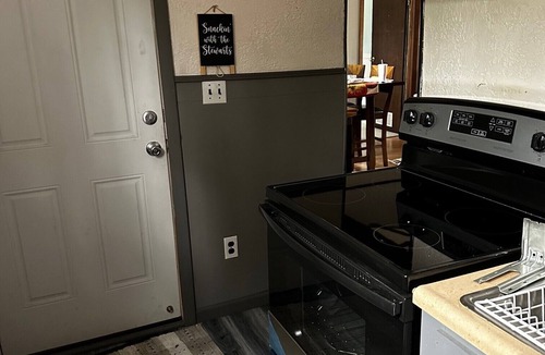 St. Helen Cabin | Off-Roaders Oasis-3-bedroom cabin with WiFi, AC in delightful St. Helen