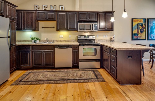 Bend Cottage | Old Bend 1 Bdrm Duplex. 4 Blocks from Dwntwn, Walk to Box Factory, Old Mill. Brews & Wine.