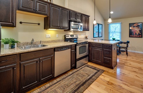 Bend Cottage | Old Bend 1 Bdrm Duplex. 4 Blocks from Dwntwn, Walk to Box Factory, Old Mill. Brews & Wine.
