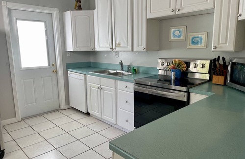 Cudjoe Key Cottage | Old Florida Style, Dockage, Swimming Pool (shared), just 20 miles from Key West